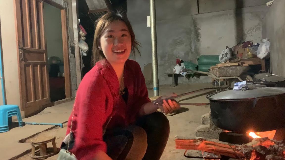 Cô gái Lào xinh đẹp nướng thịt đãi khách Việt Nam đến thăm nhà